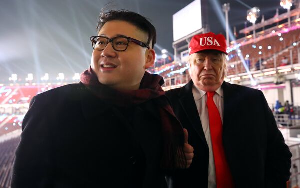Törende kendini ABD Başkanı Donald Trump ve Kuzey Kore lideri Kim Jong-un benzeten seyirciler de dikkat çekti. - Sputnik Türkiye