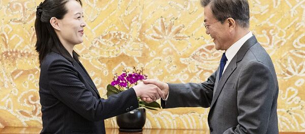 Güney Kore Devlet Başkanı Moon Jae-in Kuzey Kore liderinin kızkardeşi Kim Yo Jong Seul Mavi Saray - Sputnik Türkiye