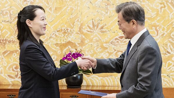 Güney Kore Devlet Başkanı Moon Jae-in Kuzey Kore liderinin kızkardeşi Kim Yo Jong Seul Mavi Saray - Sputnik Türkiye