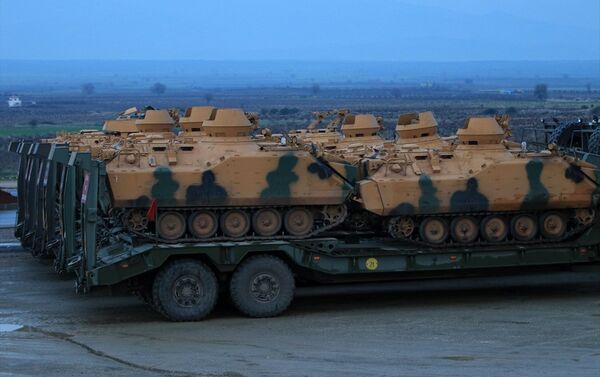 Afrin’e yönelik Zeytin Dalı Harekatı kapsamında Suriye sınırında konuşlu TSK birliklerine takviye amaçlı gönderilen askeri araçlar Hatay'a ulaştı. - Sputnik Türkiye