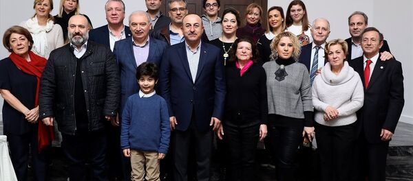 Çavuşoğlu ve İstanbul Büyükşehir Belediye Başkanı Mevlüt Uysal,  Sultan 2. Abdülhamid’in vefatının 100. yıl dönümü vesilesiyle düzenlenen anma etkinliklerine katılmak üzere İstanbul’da bulunan Osmanlı Hanedanı ailesiyle kahvaltıda bir araya geldi. - Sputnik Türkiye