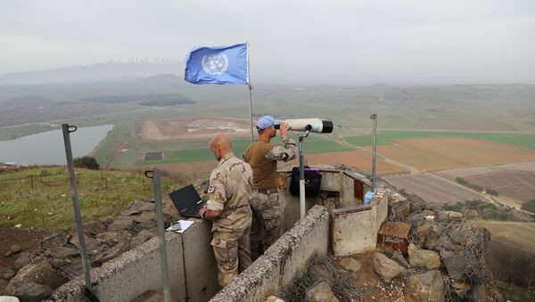 İsrail- Suriye sınırı yakınındaki İsrail işgali altındaki Golan Tepeleri'nde nöbet tutan BM askerleri - Sputnik Türkiye