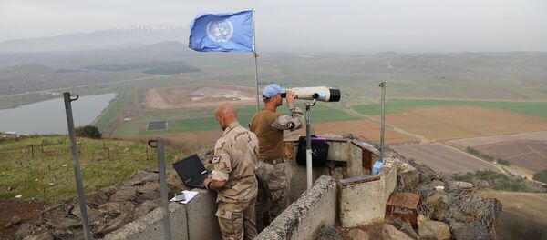 İsrail- Suriye sınırı yakınındaki İsrail işgali altındaki Golan Tepeleri'nde nöbet tutan BM askerleri İsrail- Suriye sınırı yakınındaki İsrail işgali altındaki Golan Tepeleri'nde nöbet tutan BM askerleri - Sputnik Türkiye