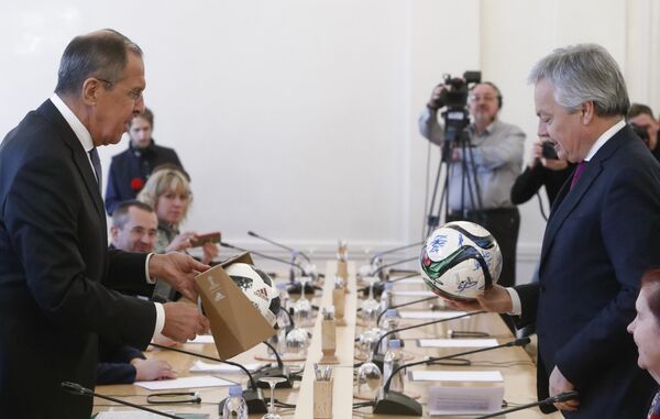 Reynders, Lavrov'a Belçika Milli Futbol Takımı oyuncularının imzaladığı topu hediye etti. - Sputnik Türkiye