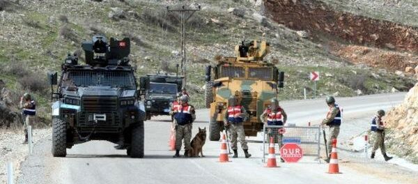 Diyarbakır kırsalında 1200 asker ve korucu ile büyük operasyon DIYARBAKIR'IN 4 ILCESINE BAGLI 71 KOY VE 107 MEZRA KIRSALINDA DUZENLENEN OPERASYON ONCESI SOKAGA CIKMA YASAGI ILAN EDILDI. GUVENLIK GUCLERI, ILCE GIRISLERINDE UYGULAMA NOKTASI KURARKEN - Sputnik Türkiye