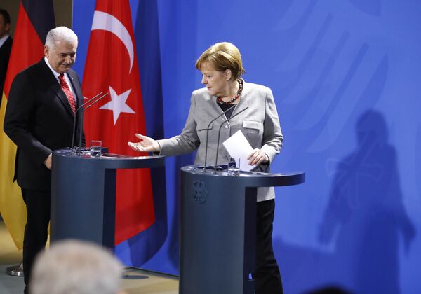 Almanya Başbakanı Angela Merkel ile Başbakan Binali Yıldırım ortak basın toplantısında. - Sputnik Türkiye