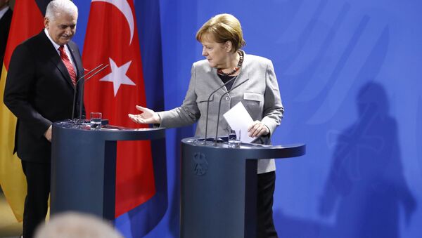 Almanya Başbakanı Angela Merkel ile Başbakan Binali Yıldırım ortak basın toplantısında. - Sputnik Türkiye