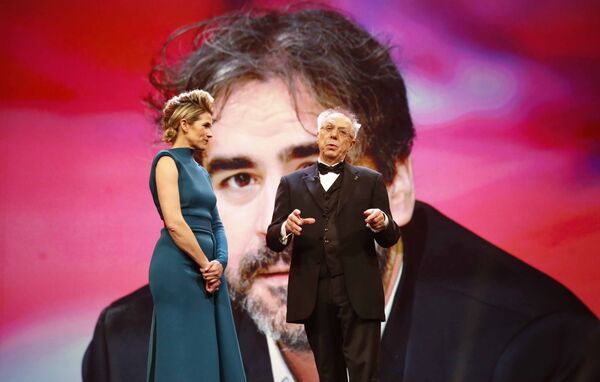 68. Uluslararası Berlin Film Festivali açılışında Deniz Yücel fotoğrafı. - Sputnik Türkiye