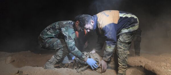 Rakka'da Aralık 2017'de bulunan toplu mezar - Sputnik Türkiye