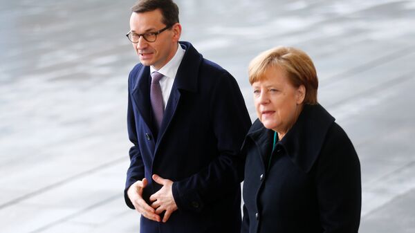 Polonya Başbakanı Mateusz Morawiecki ve Almanya Başbakanı Angela Merkel - Sputnik Türkiye
