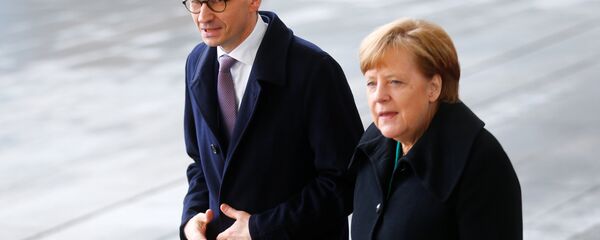 Polonya Başbakanı Mateusz Morawiecki ve Almanya Başbakanı Angela Merkel - Sputnik Türkiye