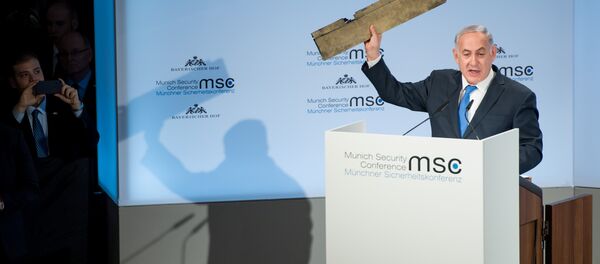 İsrail Başbakanı Benyamin Netanyahu, elinde İran'a ait olduğunu iddia ettiği bir İHA parçasıyla - Sputnik Türkiye