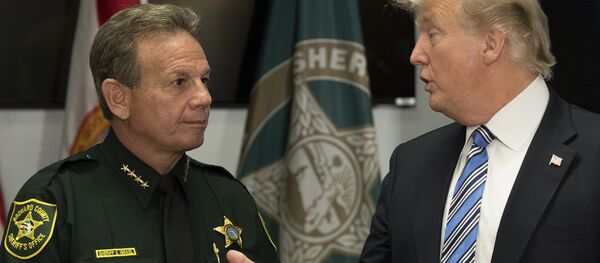Florida okul katliamı sonrası ABD Başkanı Donald Trump Broward County Şerifi Scott Israel ile görüştü - Sputnik Türkiye