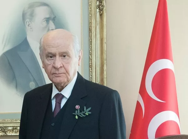MHP Mersin Çamlıyayla İlçe Başkanlığı üyeleri TBMM'de MHP Genel Başkanı Devlet Bahçeli ile görüştü. Çamlıyayla ilçe teşkilatının kadın üyeleri Afrin'e yönelik devam eden Zeytin Dalı Harekatı'na destek amacıyla Bahçeli'ye iğne oyasından yapılan 'zeytin dalı' şeklinde yaka iğnesi hediye etti. MHP Mersin Çamlıyayla İlçe Başkanlığı üyeleri TBMM'de MHP Genel Başkanı Devlet Bahçeli ile görüştü. Çamlıyayla ilçe teşkilatının kadın üyeleri Afrin'e yönelik devam eden Zeytin Dalı Harekatı'na destek amacıyla Bahçeli'ye iğne oyasından yapılan 'zeytin dalı' şeklinde yaka iğnesi hediye etti. - Sputnik Türkiye