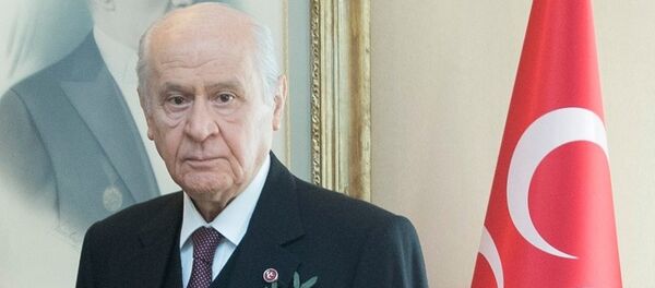 MHP Mersin Çamlıyayla İlçe Başkanlığı üyeleri TBMM'de MHP Genel Başkanı Devlet Bahçeli ile görüştü. Çamlıyayla ilçe teşkilatının kadın üyeleri Afrin'e yönelik devam eden Zeytin Dalı Harekatı'na destek amacıyla Bahçeli'ye iğne oyasından yapılan 'zeytin dalı' şeklinde yaka iğnesi hediye etti. - Sputnik Türkiye