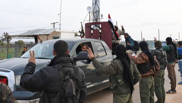 Afrin'e giren Suriye hükümeti güçlerine bağlı milisleri Kürt savaşçılar (YPG) karşıladı. 20 Şubat 2018 - Sputnik Türkiye