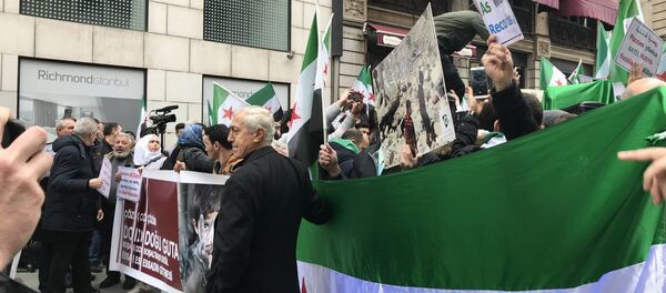 İstanbul'daki Rusya Başkonsolosluğu binası çevresinde Doğu Guta eylemi - Sputnik Türkiye