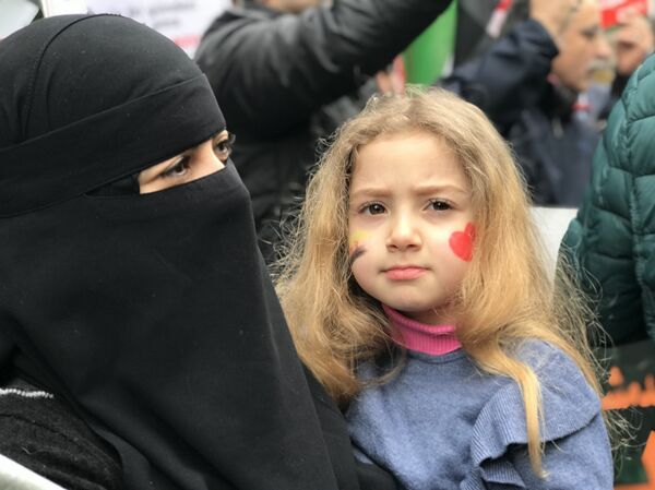 İstanbul'daki Rusya Başkonsolosluğu binası çevresinde Doğu Guta eylemi  - Sputnik Türkiye