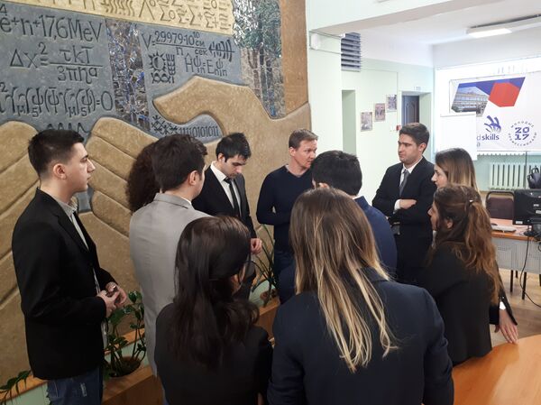 MEPhI'de eğitimi gören Türk öğrenciler ve Akkuyu Nükleer Santrali baş mühendis yardımcısı Sergey Kozırev - Sputnik Türkiye