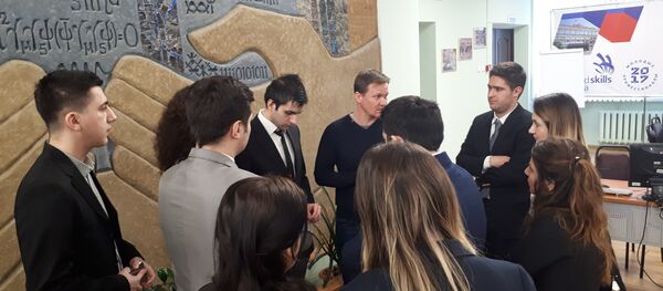 MEPhI'de eğitimi gören Türk öğrenciler ve Akkuyu Nükleer Santrali baş mühendis yardımcısı Sergey Kozırev - Sputnik Türkiye