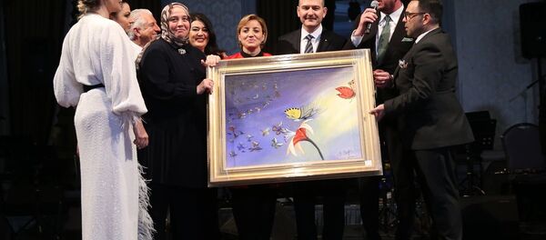 İçișleri Bakanı Süleyman Soylu, kelebek hastalığına dikkati çekmeyi ve bu hastalığa yakalananların tedavisine destek sağlamayı amaçlayan Bir Resim Yap projesi kapsamında düzenlenen etkinliğe katıldı. - Sputnik Türkiye