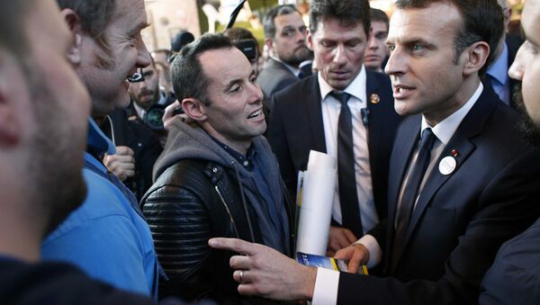 Fransa Cumhurbaşkanı Emmanuel Macron, kendisini protesto eden çiftçilerle konuştu - Sputnik Türkiye