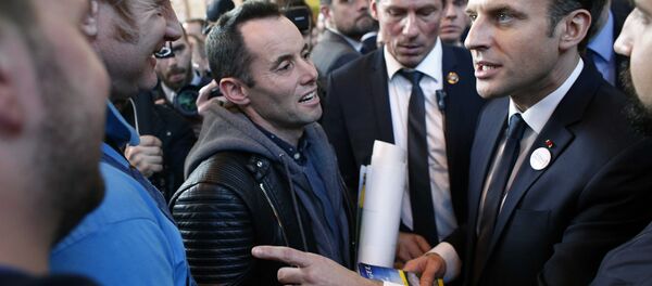 Fransa Cumhurbaşkanı Emmanuel Macron, kendisini protesto eden çiftçilerle konuştu - Sputnik Türkiye
