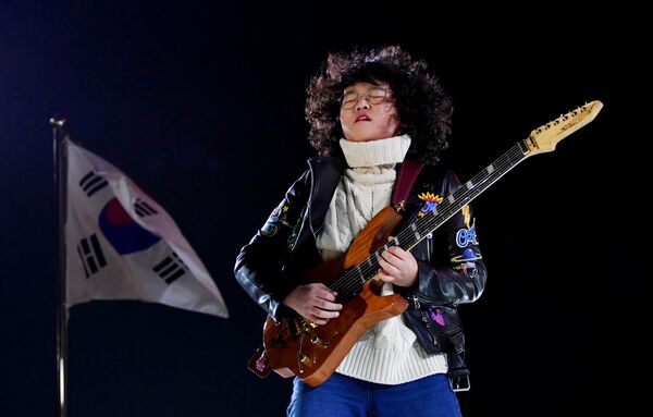 13 yaşındaki gitarist Yang Tae-hwan - Sputnik Türkiye