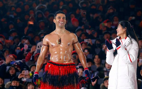 Okyanusya ülkesi Tonga’nın ‘yağlı’ bayrak taşıyıcısı Pita Taufatofua, açılış töreninde olduğu gibi yine üstsüzdü. - Sputnik Türkiye