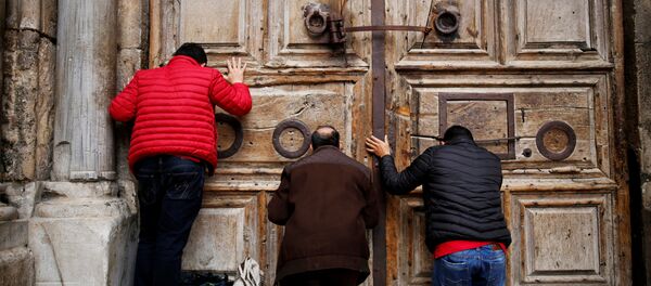 Kudüs-Kutsal Kabir Kilisesi kapısı önündeki ibadetçiler - Sputnik Türkiye