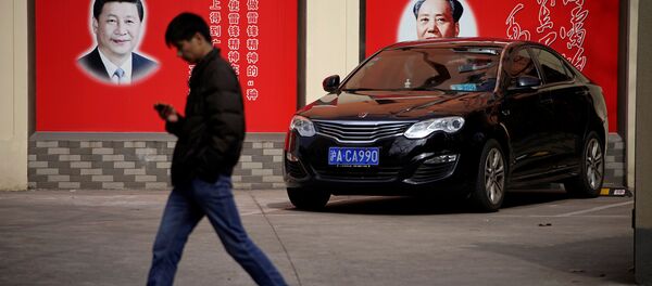 Şanghay'daki bir sokakta yer alan Mao Zedong ve Şi Cinping fotoğrafları - Sputnik Türkiye