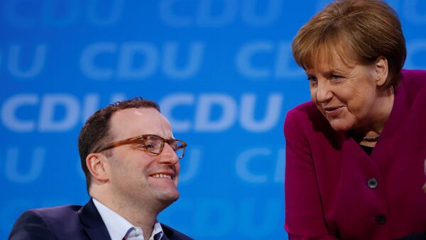 CDU içinde en önde gelen Merkel tenkitçisi olan, kadın başbakanı özellikle 2015'te kapıları Suriyeli sığınmacılara açma kararından ötürü yerden yere vuran Jens Spahn'ın yeni kabinede sağlık bakanı olması bekleniyor. - Sputnik Türkiye