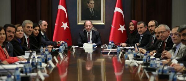 Başbakan Yardımcısı Recep Akdağ ve çocuk istismarının önlenmesine yönelik tedbirleri belirlemek üzere kurulan komisyon - Sputnik Türkiye