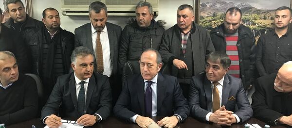 CHP İstanbul Milletvekili Akif Hamzaçebi, İstanbul Taksiciler Esnaf Odasını (İTEO) ziyaret ederek, taksi esnafının sorunlarını dinledi. - Sputnik Türkiye