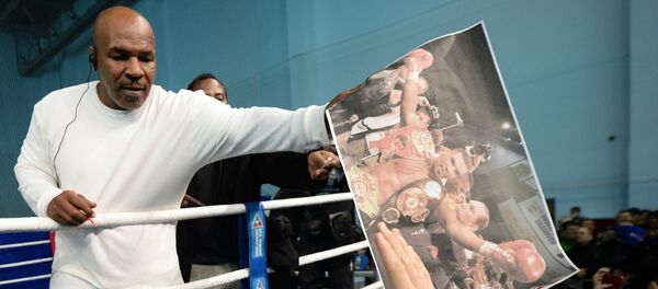 Boxer Mike Tyson during an open boxing master class at the DIVS palace of team sports, Ekaterinburg - Sputnik Türkiye