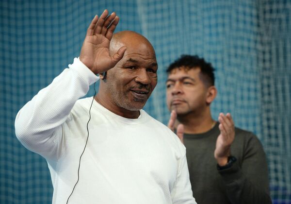 Boxer Mike Tyson during an open boxing master class at the DIVS palace of team sports, Ekaterinburg - Sputnik Türkiye