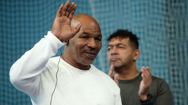 Boxer Mike Tyson during an open boxing master class at the DIVS palace of team sports, Ekaterinburg - Sputnik Türkiye