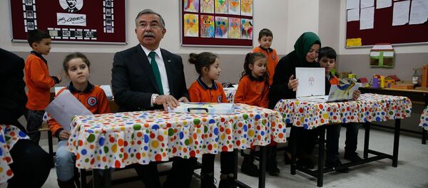 Aile ve Sosyal Politikalar Bakanı Fatma Betül Sayan Kaya ile Milli Eğitim Bakanı İsmet Yılmaz Aile ve Sosyal Politikalar Bakanı Fatma Betül Sayan Kaya ile Milli Eğitim Bakanı İsmet Yılmaz - Sputnik Türkiye