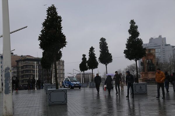 Taksim'e saksı ağaçlar yerleştirildi - Sputnik Türkiye