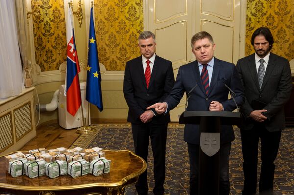 Slovakya Başbakanı Robert Fico gazetecinin katillerini yakalatacak bilgiyi verene 1 milyon euro ödül vereceğini duyurdu Slovakya Başbakanı Robert Fico gazetecinin katillerini yakalatacak bilgiyi verene 1 milyon euro ödül vereceğini duyurdu - Sputnik Türkiye