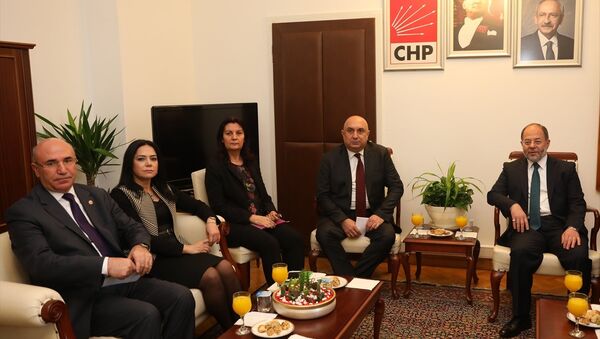 Başbakan Yardımcısı Recep Akdağ, CHP Grup Başkanvekili Engin Özkoç'u TBMM'de ziyaret etti. - Sputnik Türkiye