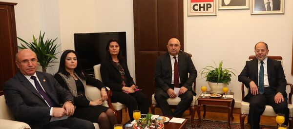 Başbakan Yardımcısı Recep Akdağ, CHP Grup Başkanvekili Engin Özkoç'u TBMM'de ziyaret etti. - Sputnik Türkiye