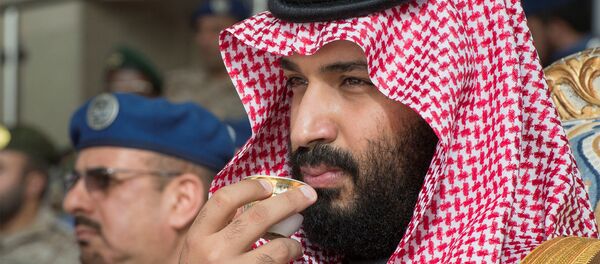 Suudi Veliaht Prensi Muhammed bin Selman (MbS) kahve içiyor Riyad askeri akademi mezuniyet töreni - Sputnik Türkiye