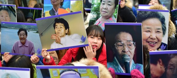 Japonya'nın 2. Dünya Savaşı'nda Güney Koreli kadınları 'rahatlama kadınları' adı altında seks kölesi yapması Seul Japonya Büyükelçiliği önü protesto - Sputnik Türkiye