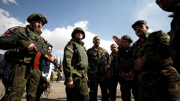Rus ve Suriyeli askerler Doğu Guta'da dışındaki bölgede - Sputnik Türkiye