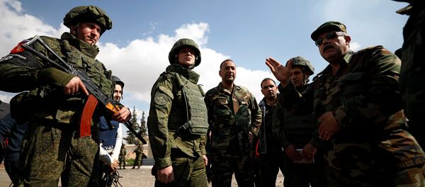 Rus ve Suriyeli askerler Doğu Guta'da dışındaki bölgede - Sputnik Türkiye