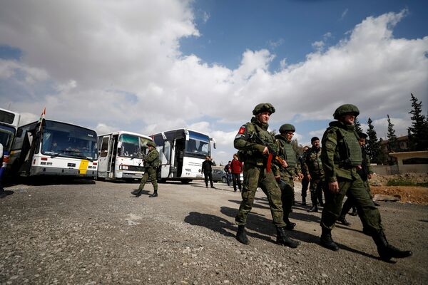 Rus ve Suriyeli askerler Doğu Guta yakınlarındaki bölgede Rus ve Suriyeli askerler Doğu Guta yakınlarındaki bölgede - Sputnik Türkiye