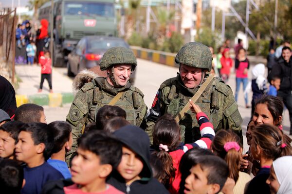 Rus askerleri El Vafedin kampında Suriyeli çocuklarla Rus askerleri El Vafedin kampında Suriyeli çocuklarla - Sputnik Türkiye