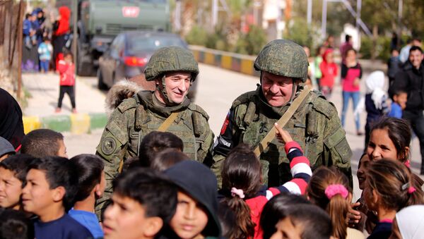Rus askerleri El Vafedin kampında Suriyeli çocuklarla - Sputnik Türkiye