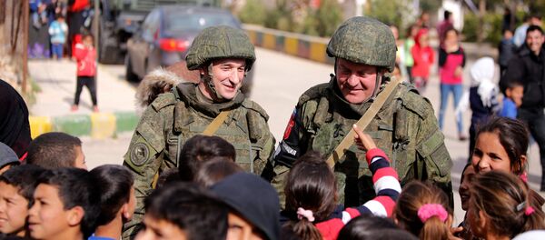 Rus askerleri El Vafedin kampında Suriyeli çocuklarla - Sputnik Türkiye